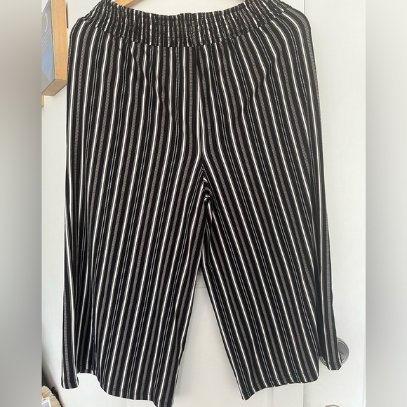 🌺 5/$30 🌺 Navy and white striped culottes - Picture 2 of 5